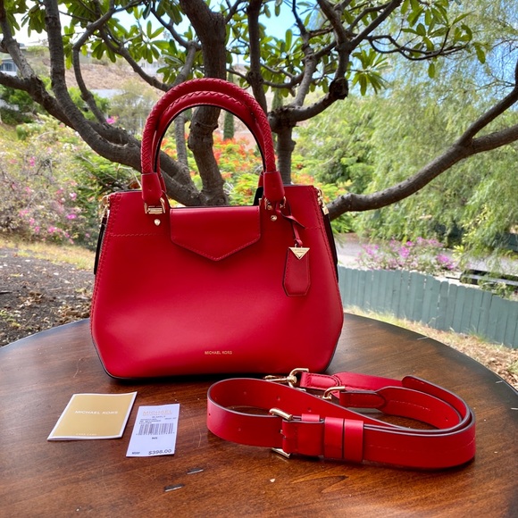 Michael Kors Handbags - 🌺 Michael Kors Blakely Satchel